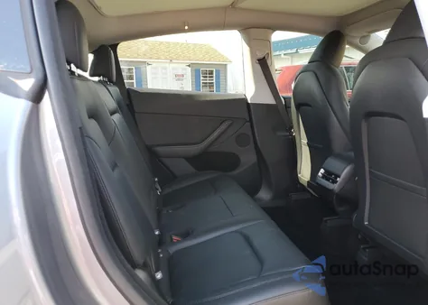 2024 Tesla Model Y z USA, uszkodzony, nr VIN 7SAYGDEE5RA312436